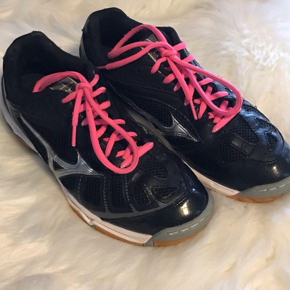 Mizuno Shoes - Mizuno black volleyball shoes size 10. GUC